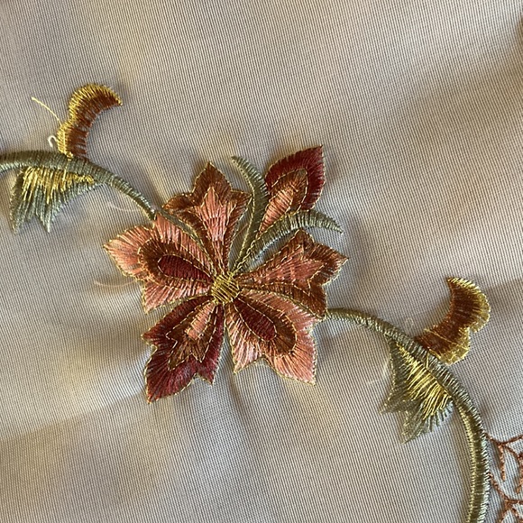 NWOT Square Shape Embroidered Table Topper with Matching Tissue Box Cover - Picture 4 of 9